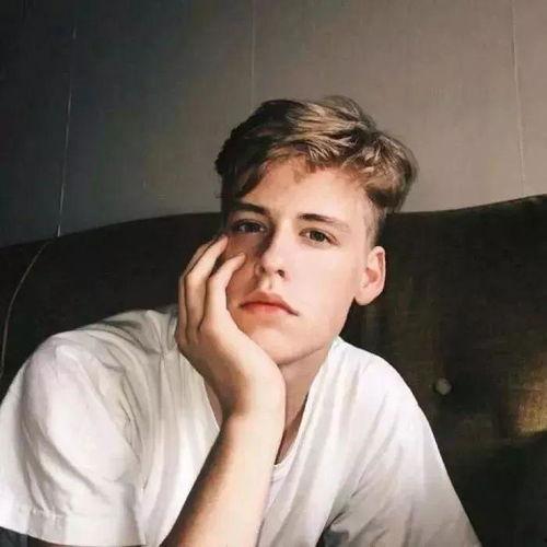 男欧美头像喝水图片,简约生活美学