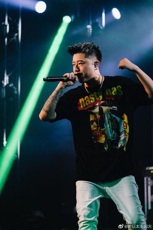 欧美说唱选手首饰图片,街头潮流的黄金印记