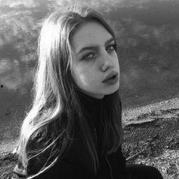 头像欧美哭泣女生图片,欧美哭泣女生的深情演绎